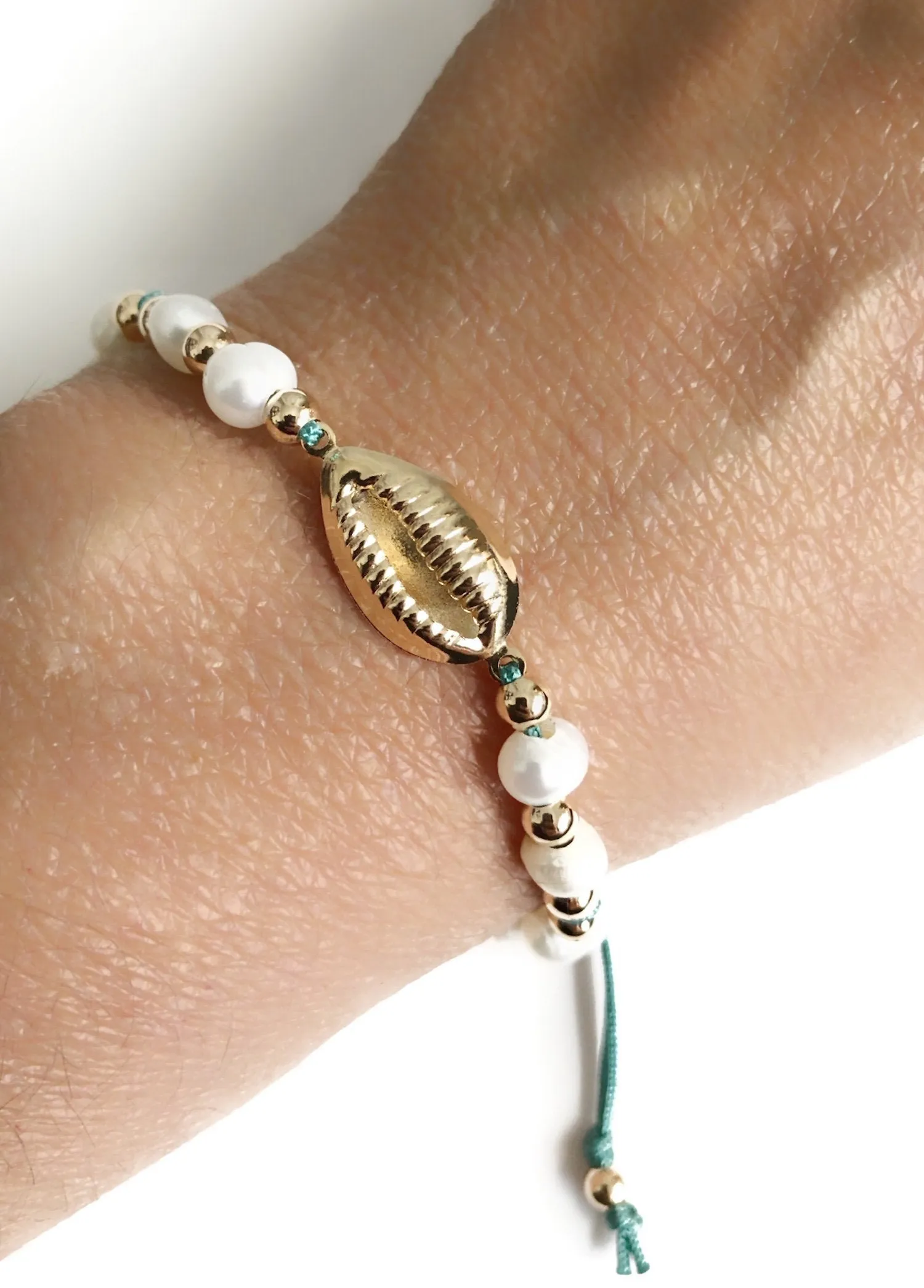 Cowrie Shell Bracelet, Adjustable Pearl Bracelet, Pearl Sea Shell Jewelry, Gold Plated Cowrie Charm, Cowrie Bracelet, Trendy Jewelry