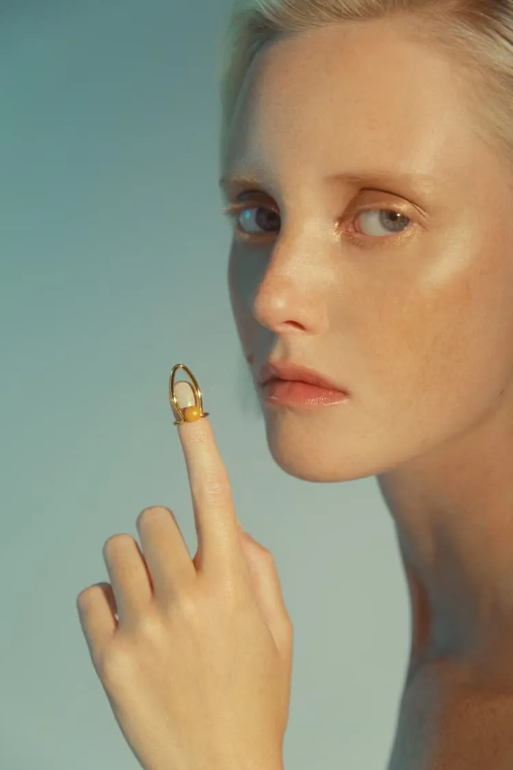 Nail ring with stone in gold