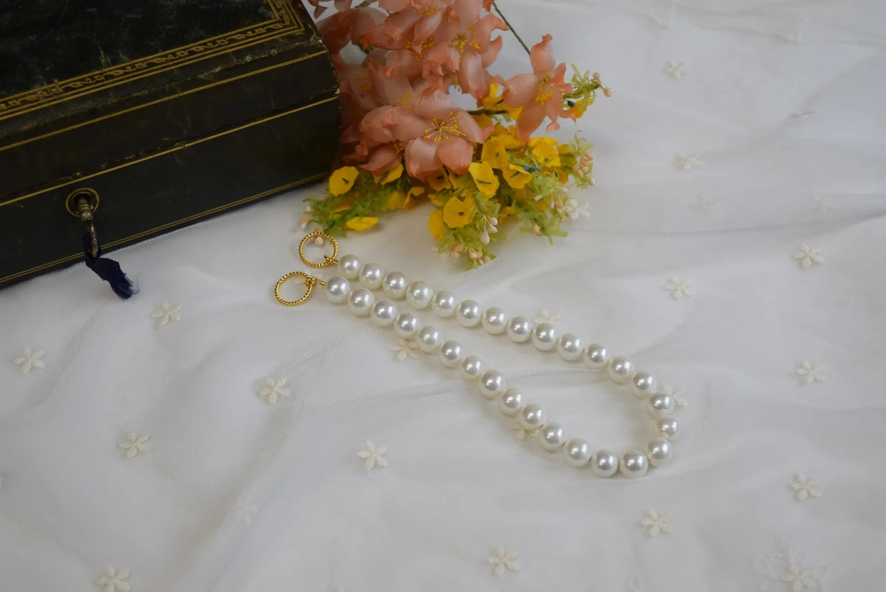 Shell Pearl Necklace - Medium Single Strand