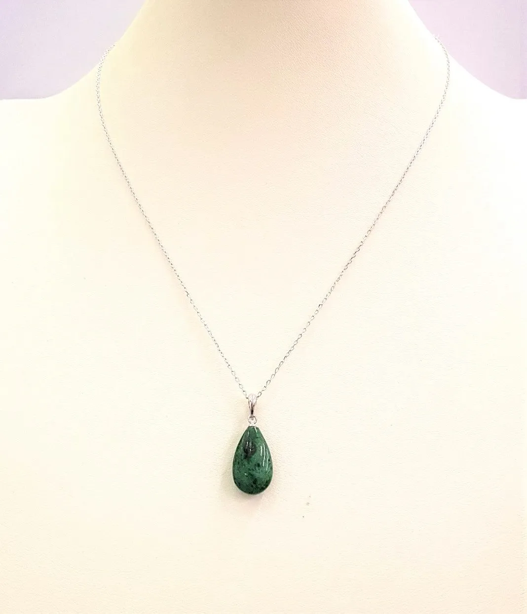 Teardrop Mositsit Jade Single Stone Pendant